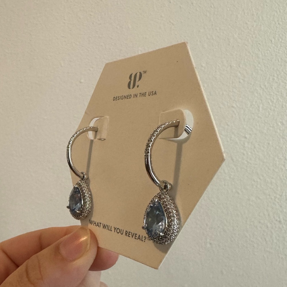 Elegant Rhodium hoops with removable charms - Picture 2 of 3